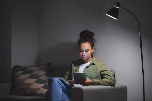 Nuori Nainen Joka Käyttää Tablet Tietokonetta Verkko Oppimiseen Kotona — kuvapankkivalokuva