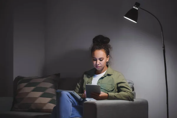 Mladá Žena Pomocí Tabletu Počítače Pro Online Učení Doma — Stock fotografie