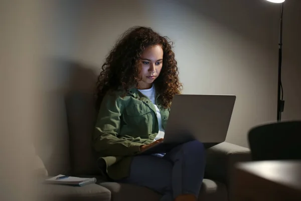 Giovane Donna Che Utilizza Computer Portatile Apprendimento Online Casa — Foto Stock