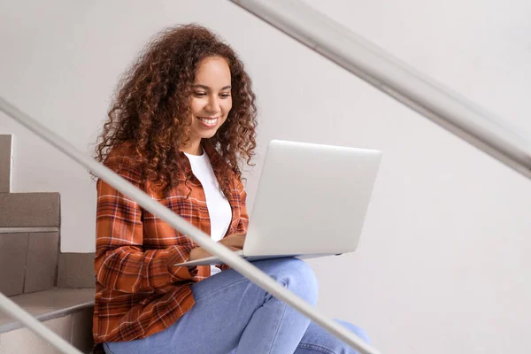 Young Woman Using Laptop Online Learning — Stock Photo, Image