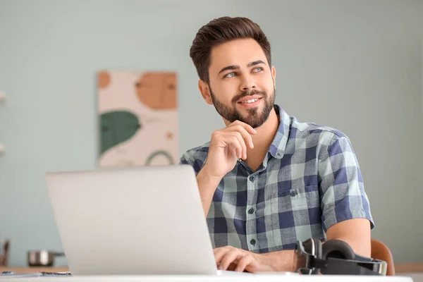 Mladý Muž Pomocí Notebooku Pro Online Učení Doma — Stock fotografie