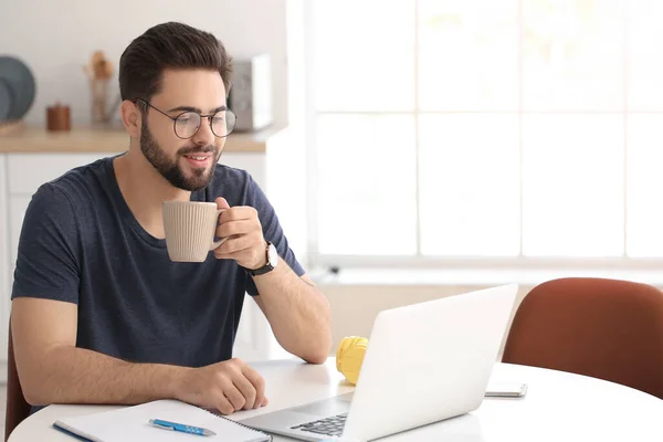 Mladý Muž Pomocí Notebooku Pro Online Učení Doma — Stock fotografie