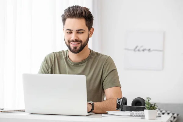 Young Man Using Laptop Online Learning Home — Stock Photo, Image
