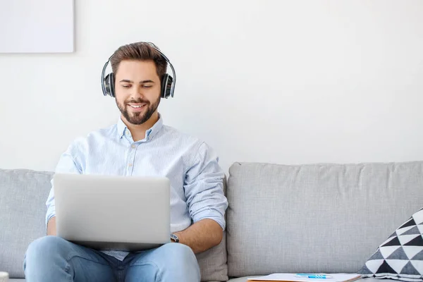 Young Man Using Laptop Online Learning Home — Stock Photo, Image