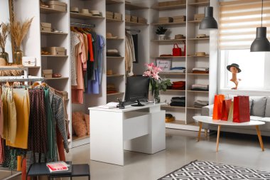 Modern giyim mağazasının iç mimarisi.