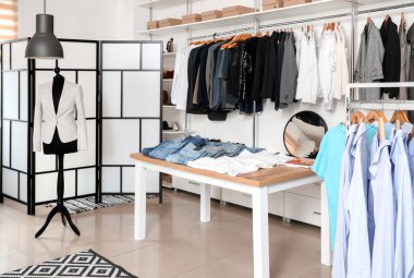 Modern giyim mağazasının iç mimarisi.