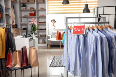 Modern giyim mağazasının iç mimarisi.