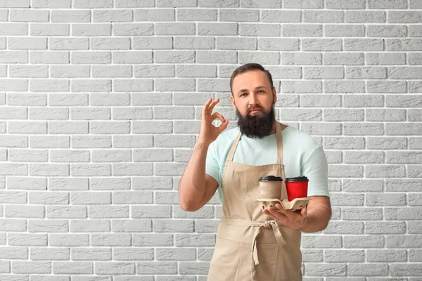 Varón Barista Mostrando Sobre Fondo Ladrillo — Foto de Stock