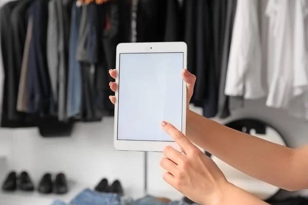 Woman Tablet Computer Modern Clothes Store — Stock Photo, Image