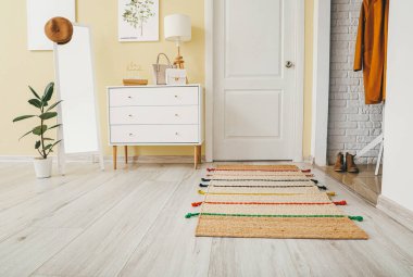 Halısı olan modern bir salon.