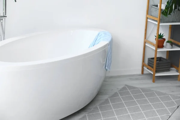 现代浴室风格新颖的内饰 — 图库照片