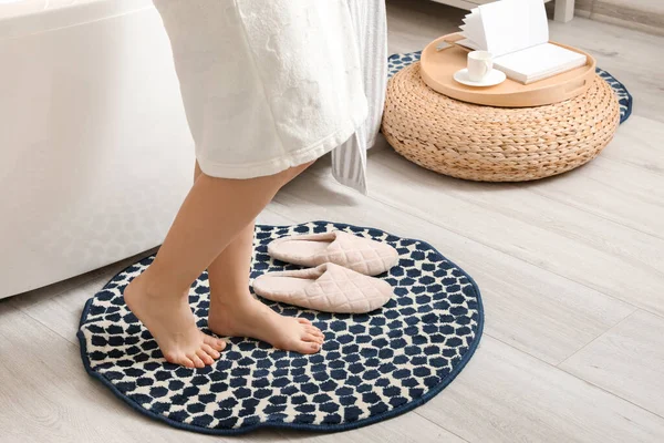 Woman Standing Soft Rug Bathing — Stock Photo, Image