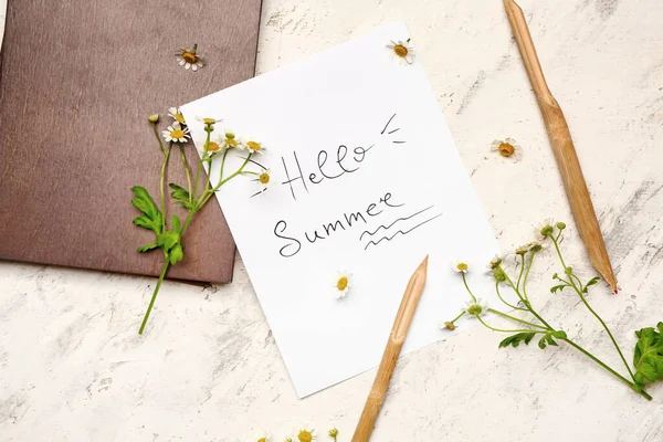 Feuille Papier Avec Texte Hello Summer Stylos Sur Fond Blanc — Photo