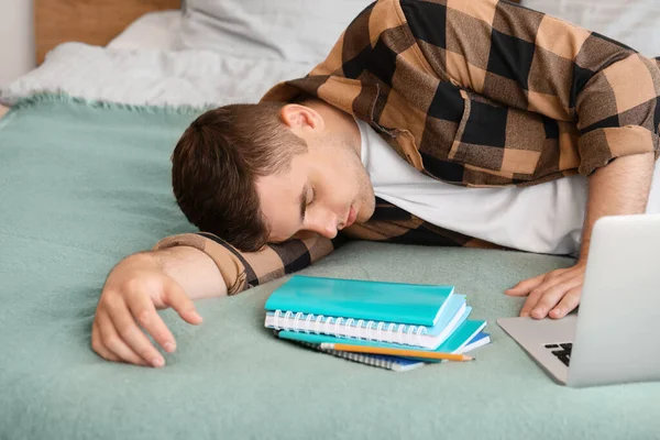 Trött Student Sover Hemma — Stockfoto