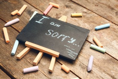 Tahtada yazı var. Ahşap zemin üzerinde özür dilerim.