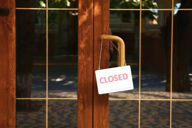 Kapalı sözlerle tahta. Kapıda asılı.