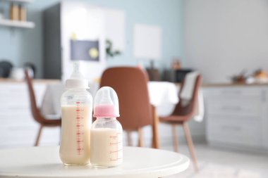 Masadaki bebek için bir şişe süt.