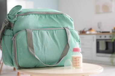 Masadaki bebek için torba ve süt.