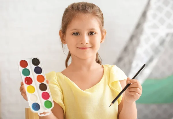 Menina Bonito Colorir Fotos Casa — Fotografia de Stock