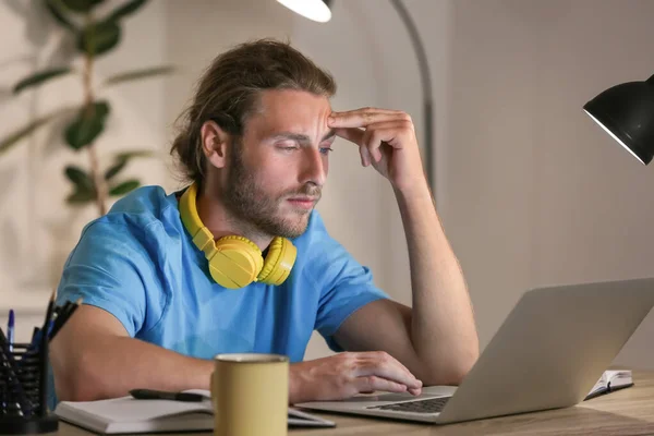 Втомлений Студент Чоловічої Статі Використовує Ноутбук Онлайн Навчання Вдома — стокове фото