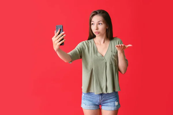 Verstörte Junge Frau Mit Handy Auf Farbigem Hintergrund — Stockfoto