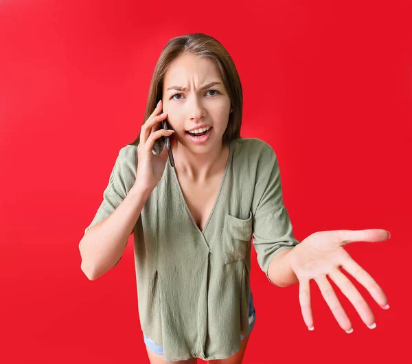 Mujer Joven Indignante Hablando Por Teléfono Móvil Fondo Color —  Fotos de Stock