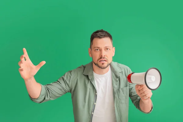 Hombre Protestando Con Megáfono Sobre Fondo Color —  Fotos de Stock