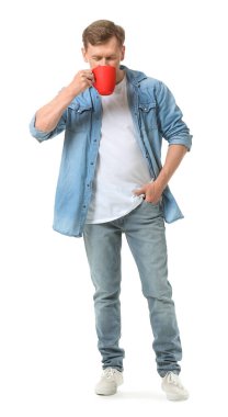 Beyaz arka planda bir fincan çayı olan yakışıklı bir adam.