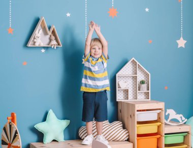 Anaokulunda oynayan sevimli küçük çocuk.