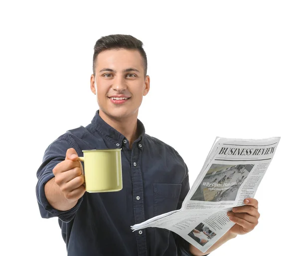 白い背景にお茶と新聞のカップとハンサムな若い男 — ストック写真