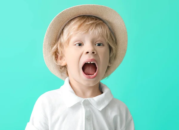 Gritando Menino Fundo Cor — Fotografia de Stock