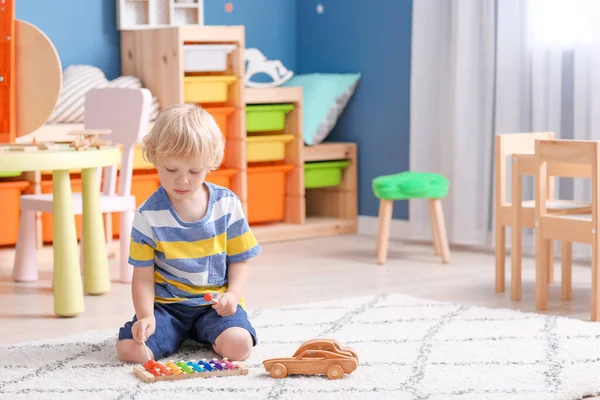 Bonito Menino Brincando Jardim Infância — Fotografia de Stock