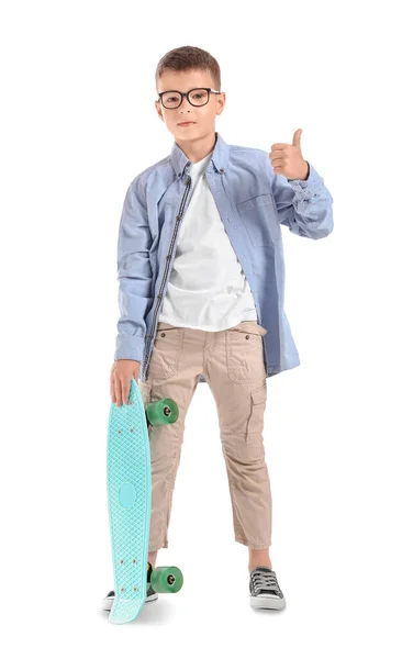 Netter Kleiner Junge Mit Skateboard Daumen Hoch Auf Weißem Hintergrund — Stockfoto