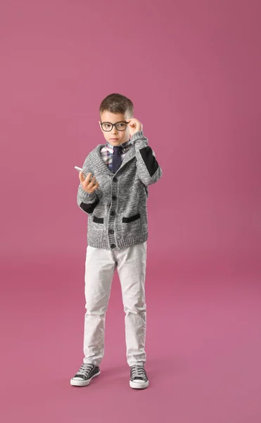 Lindo Niño Pequeño Con Teléfono Móvil Fondo Color — Foto de Stock