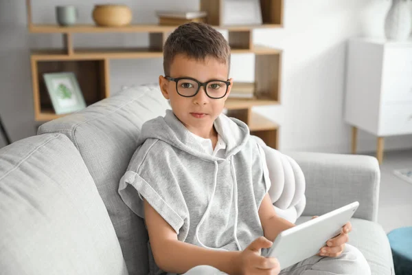 Netter Kleiner Junge Mit Tablet Computer Hause — Stockfoto