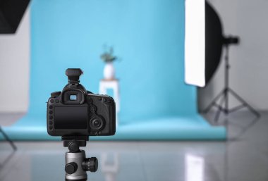 Modern fotoğraf makinesi stüdyoda.