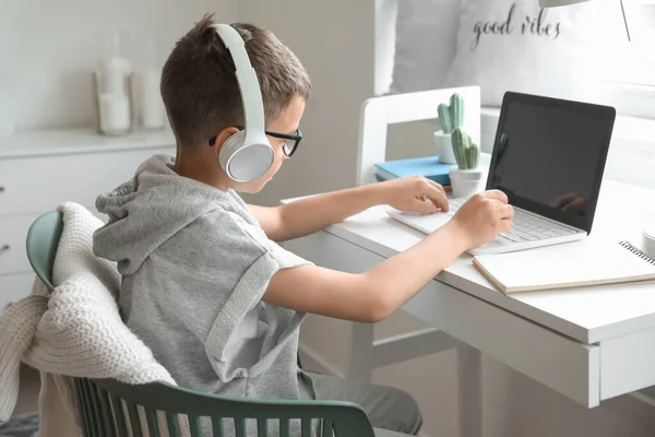 Menino Bonito Usando Laptop Casa — Fotografia de Stock