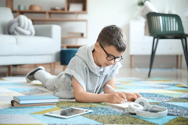 Netter Kleiner Junge Lernt Hause — Stockfoto