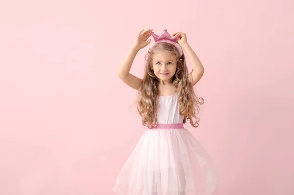 Niedliche Kleine Prinzessin Auf Farbigem Hintergrund — Stockfoto