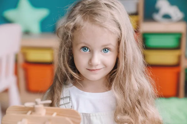 Carino Bambina Che Gioca Casa — Foto Stock