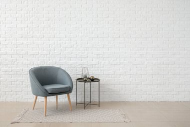 Odanın içindeki modern koltuk.