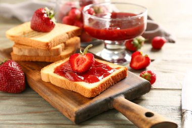 Lezzetli çilek reçelli ekmek.