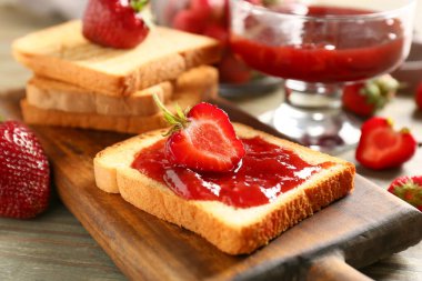 Lezzetli çilek reçelli ekmek.