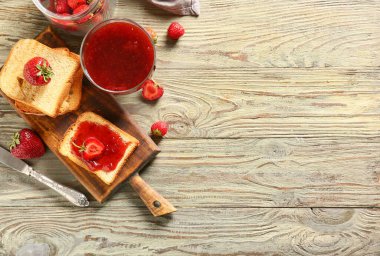 Lezzetli çilek reçelli ekmek.