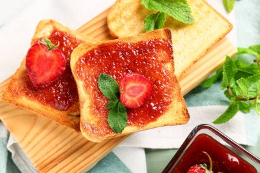 Lezzetli çilek reçelli ekmek.