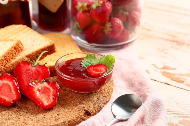 Lezzetli çilek reçelli ekmek.