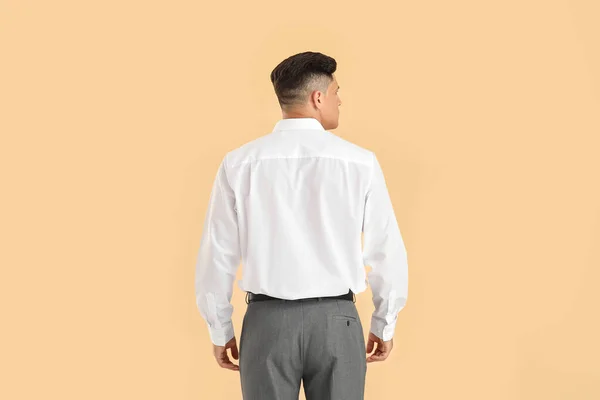 Ung Man Snygg Skjorta Färg Bakgrund — Stockfoto