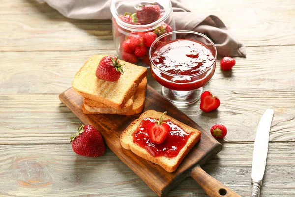 Pain Avec Confiture Fraises Savoureuse Sur Table — Photo