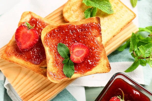 Pain Avec Confiture Fraises Savoureuse Sur Table — Photo