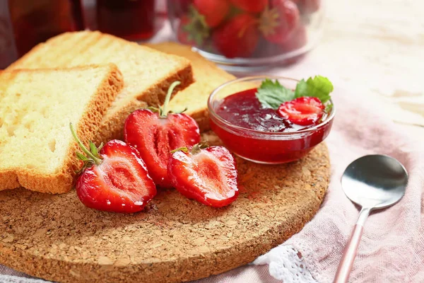 Pain Avec Confiture Fraises Savoureuse Sur Table — Photo